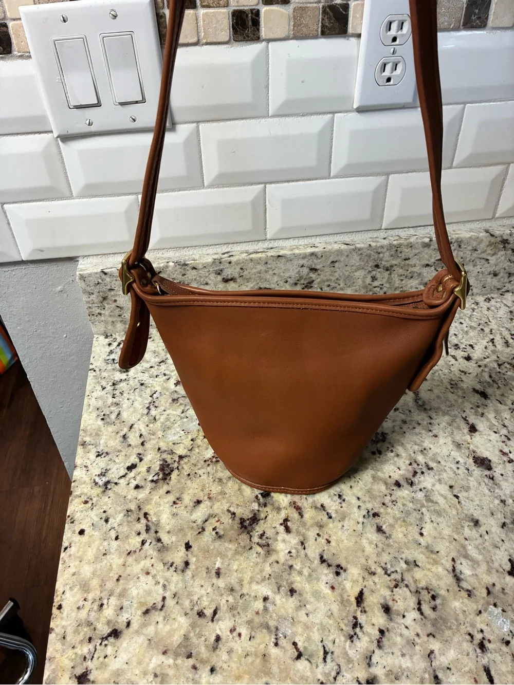 COACH Vtg Maggie Duffle Bucket Bag British Tan Leather Crossbody - Picture 4 of 9